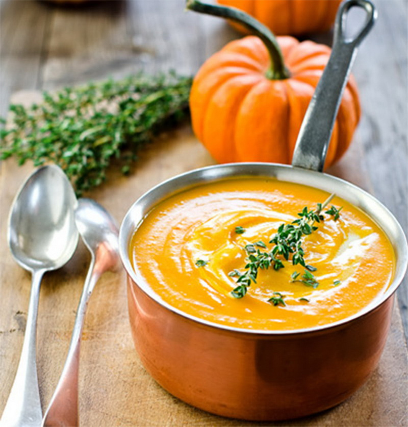 Продукты Тыква - 700 г
Морковь - 1-2 шт.
Лук репчатый - 1 шт.
Чеснок - 1-2 зубчика
Сливки (жирностью 20%) - 70 мл
Масло оливковое - 3 ст. ложки
Соль - по вкусу
Семечки тыквенные (для подачи) - по вкусу
Вода - 350 мл                                                                                                                                                              Как приготовить тыквенный крем-суп: 
1. Тыкву нарезаем кусочками средней величины. Лук мелко нарезаем. Нарезаем морковку кусочками и немного чеснока.

2. В сковородку наливаем немного оливкового масла, разогреваем его.

3. Выкладываем в сковороду лук, морковку и тыкву. Добавляем чеснок.

4. Тушим тыкву с морковью, луком и чесноком на среднем огне минут 10.

5. Перекладываем все в кастрюлю.                                                                                                       6.Заливаем небольшим количеством воды и варим, пока тыква не станет мягким.

7. Готовый овощной суп с тыквой пюрируем блендером до однородной массы. Добавляем немного соли.

8. В тыквенный суп-пюре вливаем сливки и хорошо перемешиваем.

9. Подаем тыквенный крем-суп, присыпав тыквенными семечками.

Приятного аппетита!