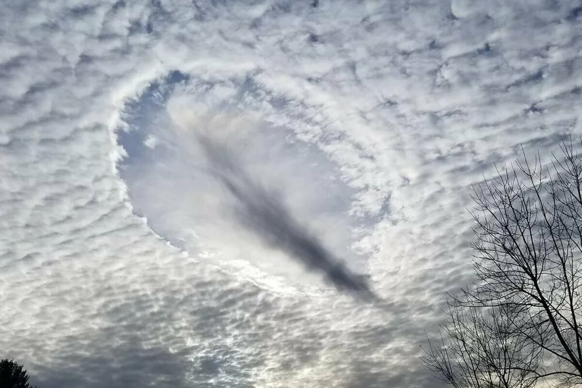 Необъяснимые явления. Эффект Fallstreak в перисто- кучевых облаках. Fallstreak hole. Необъяснимые природные явления. Дырявые облака.