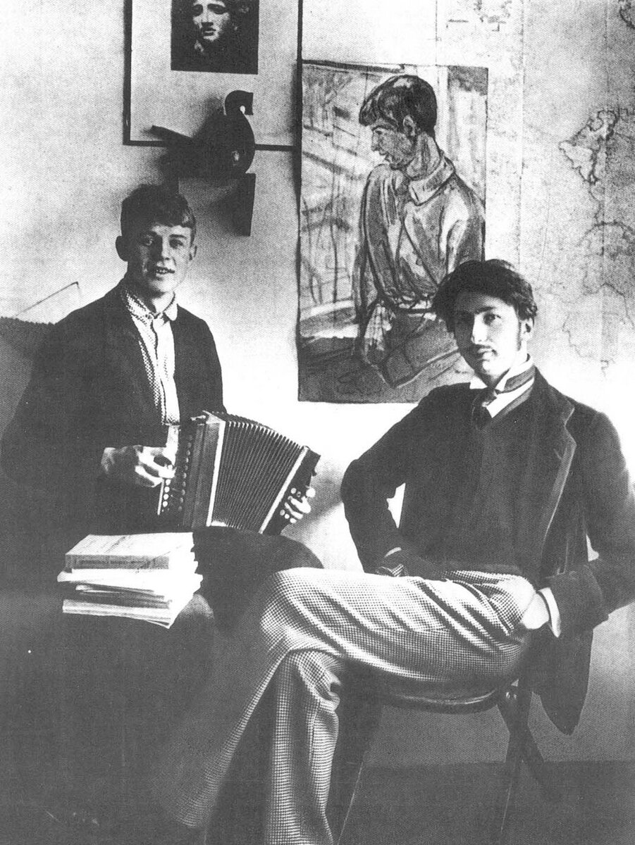 Сергей Есенин (слева) и поэт Сергей Городецкий. 1915.