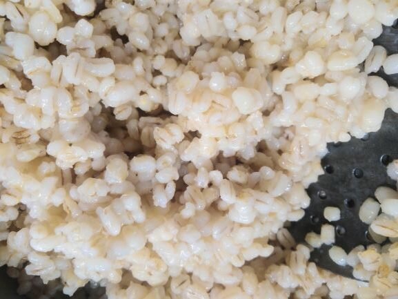 Варим перловку до готовности (1 часть сухой крупы на 2 части воды). Солим в процессе приготовления.