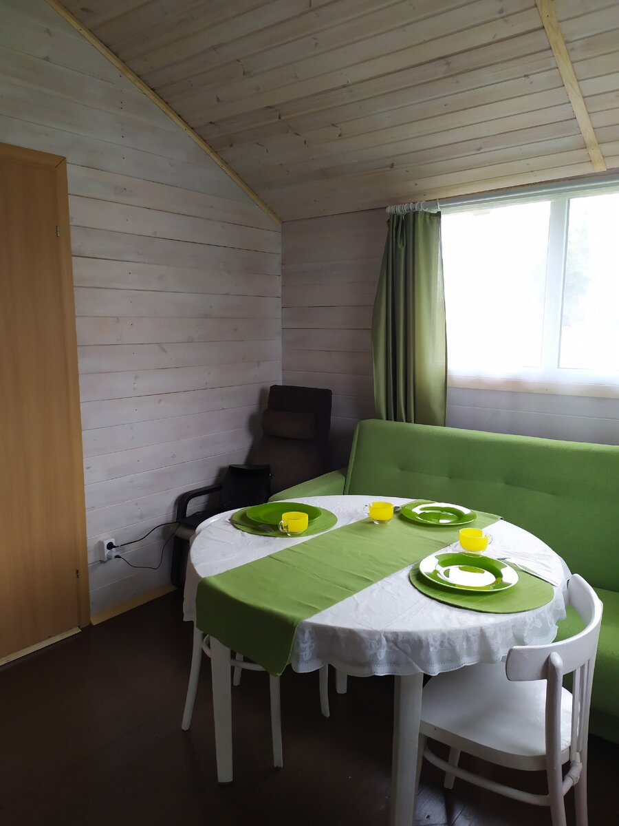 Вот они : нелюбимые мною стыки деревянных поверхностей, а так же сочетание с дверью из ЛДСП. Это наша уже проданная дача