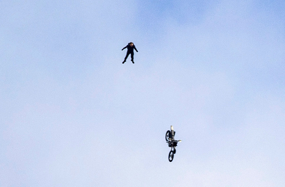 Том Круз летит по воздуху на мотоцикле. Photo : AP