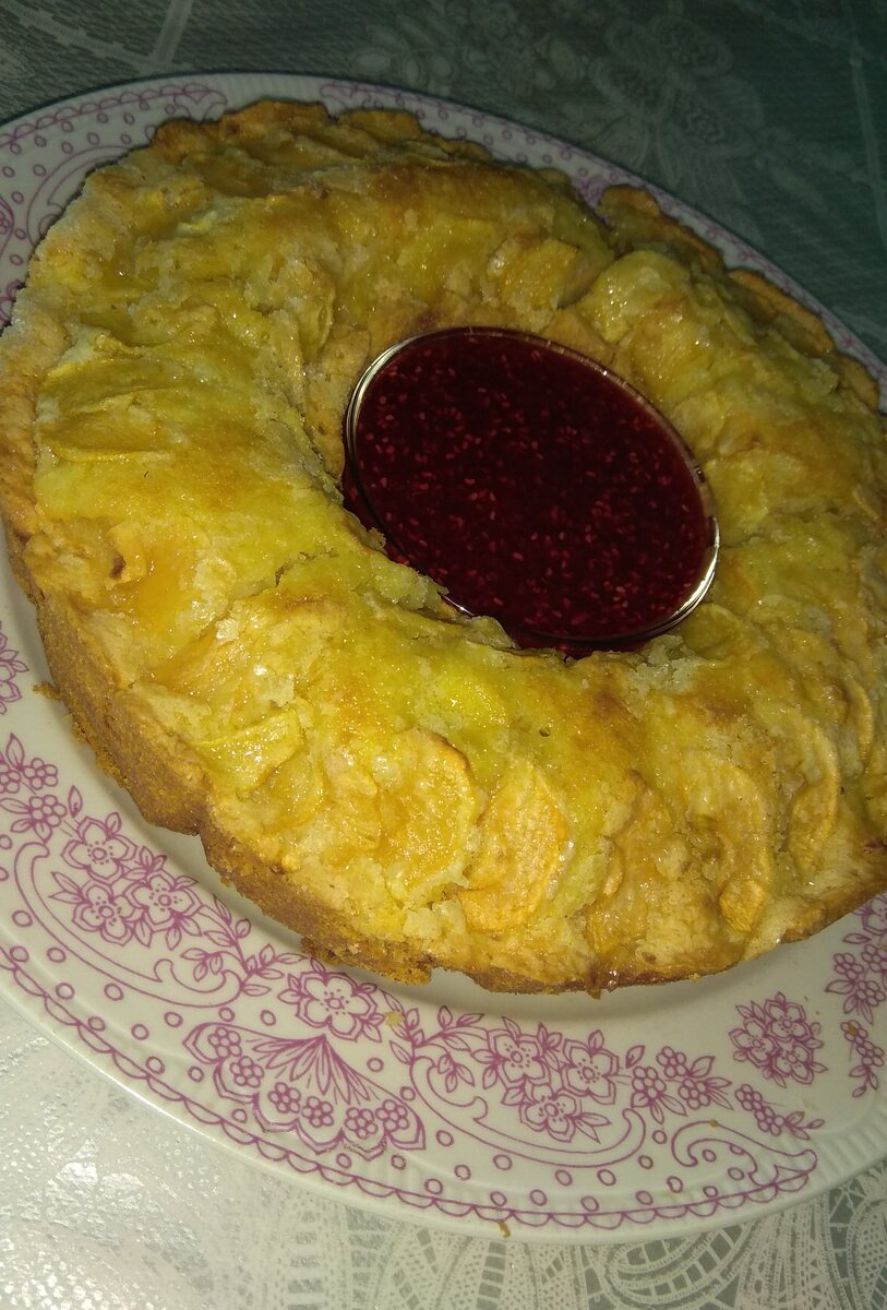 Моя золотистая, яблочная шарлотка с малиновым вареньем.