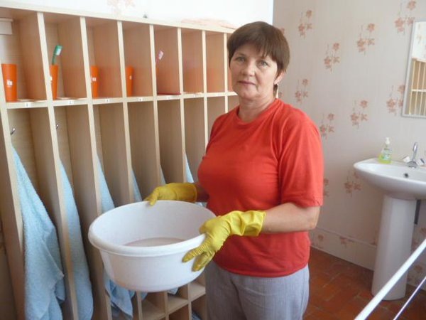 Работа нянечки также подразумевает уборку