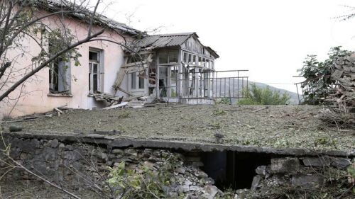  Изображение: По словам местных жителей, дом был поврежден во время недавнего обстрела города Мартуни в Нагорном Карабахе.