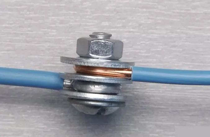 Такое соединение надо время от времени обслуживать.