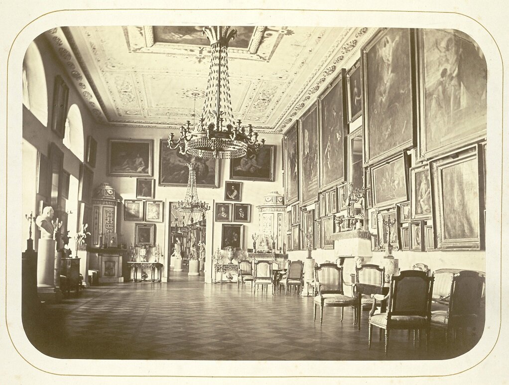Юсуповский дворец, фото до 1917, в настоящий момент, из всего, что видно на фото, в этом зале остались только люстры. 