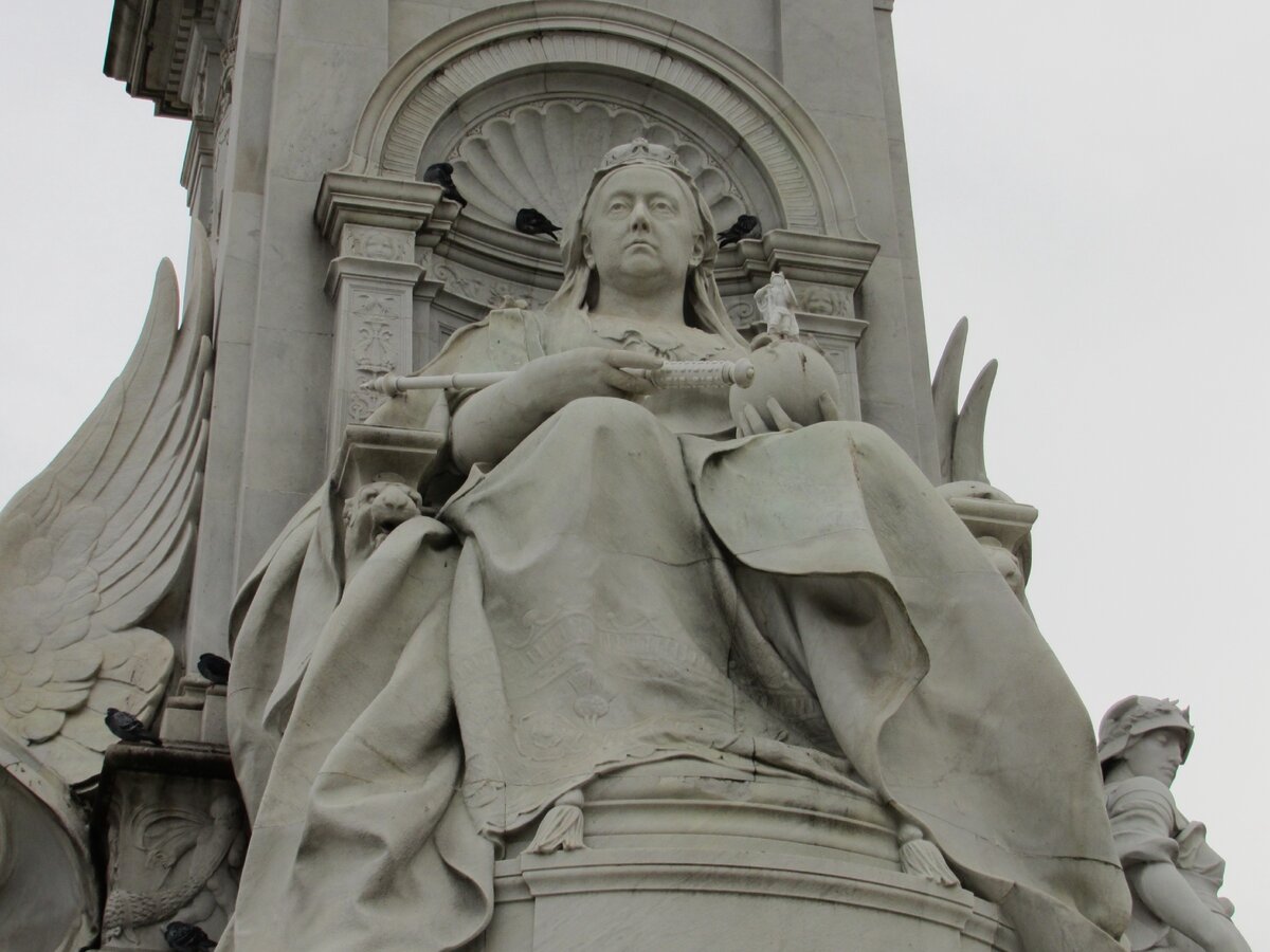 File:Statue of Queen Elizabeth II in Gravesend (02).jpg - Wikimedia Commons