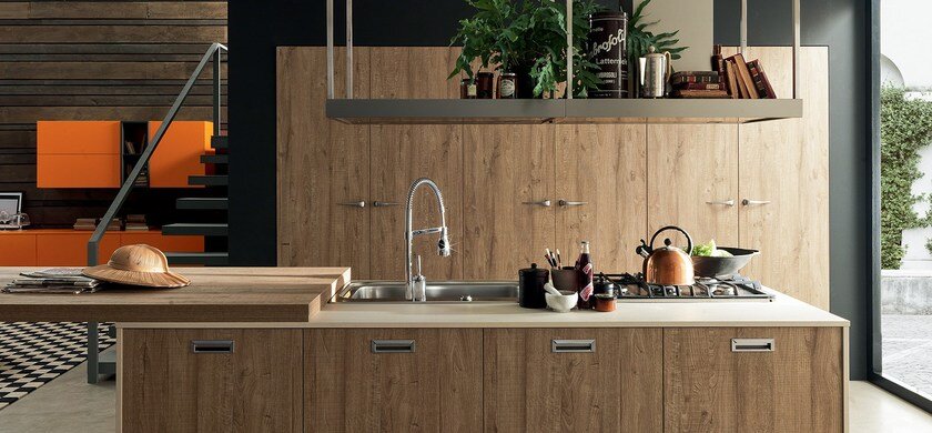 КУХНЯ В СОВРЕМЕННОМ СТИЛЕ ПРЯМАЯ С ОСТРОВОМ. НАТУРАЛЬНЫЙ СВЕТЛЫЙ ШПОН ПОД ДЕРЕВО. ТОНКАЯ БЕЛАЯ СТОЛЕШНИЦА ИЗ АКРИЛА. 6М.