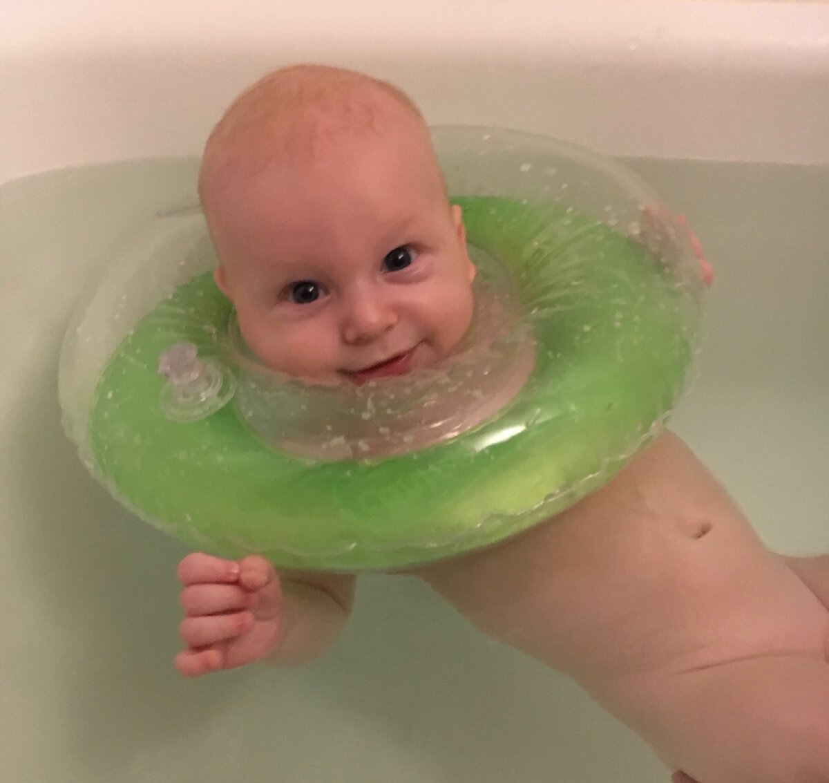 круг для грудничка в ванну. купание ребенка с кругом на шее. купание в круге грудничка. круг для купания новорожденных с какого возраста. купание в кругу новорожденного.