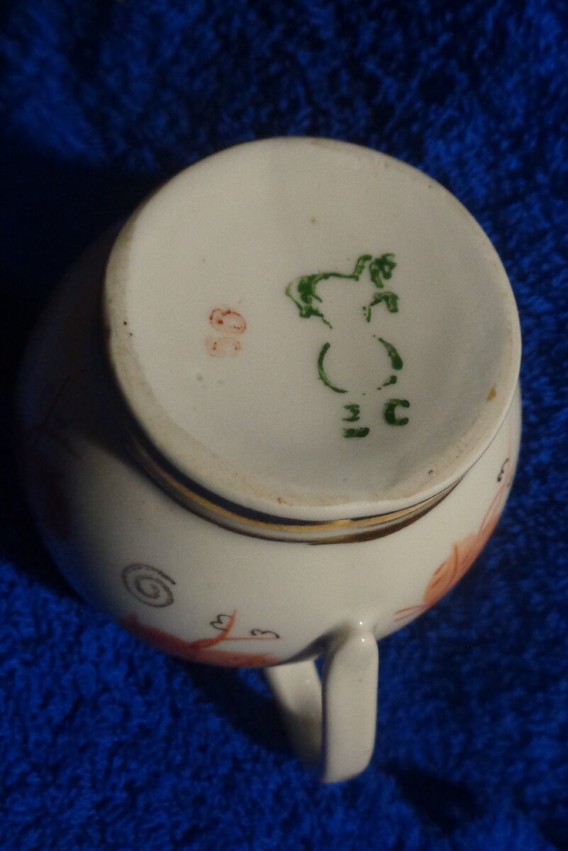 Красивая марка: конь на шаре.