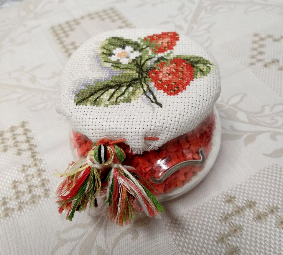 Вот такая баночка станет отличным творческим подарком к Новому году. Фото автора.