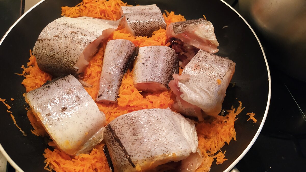 Совсем чуть-чуть обжариваем рыбу