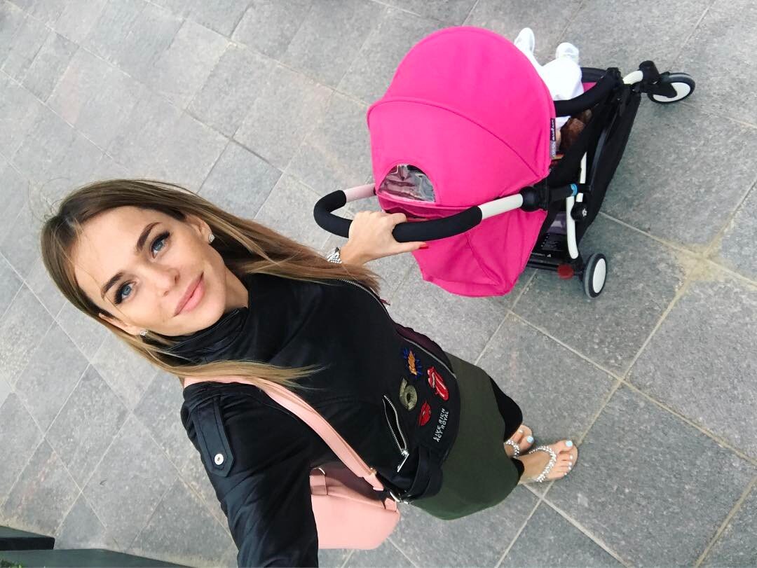 Анна Хилькевич с коляской YOYA. Источник: O-krohe.ru