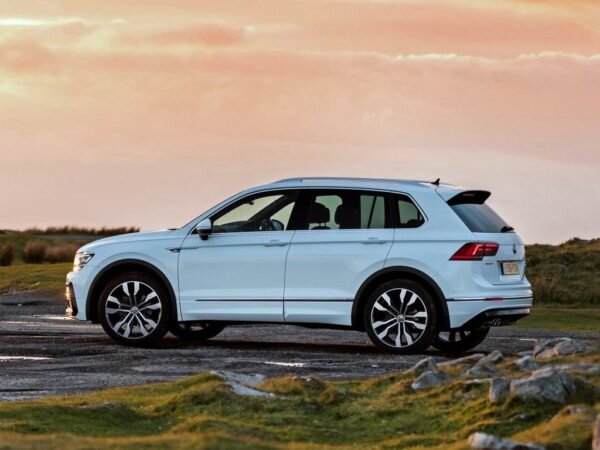 
Все минусы Фольксваген Тигуан 2019-2020
➖ Качество отделочных материалов
➖ Расход топлива

Плюсы
➕ Динамика
➕ Управляемость
➕ Удобный салон
➕ ШумоизоляцияДостоинства и недостатки Фольксваген Тигуан 2019-2020 в новом кузове выявлены на основе отзывов реальных владельцев. Более детальные плюсы и минусы Volkswagen Tiguan 1.4 (150 и 125 л.с.) и 2.0 с механикой и роботом DSG, а также 2.0 дизель с передним и полным приводом 4х4 можно узнать из рассказов ниже.Отзывы владельцев

В машине за 1,5 млн напрочь замерзла кнопка открывания 5 двери (это при -2 градусах), и образовался конденсат в задних фонарях. При этом запотевание обоих фонарей не является гарантийным случаем (за снятие-установку фонарей и просушку их на батарее в течении 5 часов официалы выставили счет 1 800 руб). Вот такое немецкое качество…Расход бензина нового Тигуана (автомат, 2.0 л) зимой, при овощной езде, ниже 16,5л /100км не опускался. И это после грамотной обкатки (не более 2 000 об/мин на протяжении 1 500 км).Понравилось: управляемость, комфорт, динамика, шумка.Не понравилось: расход топлива, отсутствие USB входа на штатной магнитоле.Елена ездит на Volkswagen Tiguan 2.0 (180 л.с.) AWD DSG 2019 г.Видео отзыв



Тут пишут про руль, юсб и т д. — это все ерунда. Основной недостаток нового Volkswagen Tiguan 2 — это расход топлива 15-16 литров… Если вам это не напряжно, то по доброму завидую.Во всем остальном, идеальный кроссовер для города. Оптимальное соотношение цена-качество. За полгода напряженного использования никаких вопросов.Сергей Крель, ездит на Volkswagen Tiguan 2.0 (180 л.с.) AWD DSG 2018 г.




Ездим на новом VW Tiguan 2 с марта 2016 г. Комплектация — CLUB. Первое ТО проходили на 11 тыс.км, т.е. раньше положенных 15 тыс. К слову, у всех дилеров VW в воскресные дни акция — скидка 20 % на ТО. До прохождения ТО заправляли 95, периодически появлялся какой-то свист на несколько секунд при заводке двигателя, затем пропадал, обороты падали до 0,8 за две минуты. Прошли ТО — всё ОК, поменяли масло, фильтры.Спрашивали про свист, никто вразумительно не ответил. Живем в Крыму, 98 бензин стали завозить к нам с сентября. Перешли на него. И чудо — свист пропал, обороты после заводки двигателя падают за 10-15 сек. Машина резвая, турбина включается тогда когда нужно водителю, т.е. при обгонах на пониженной передаче и очень помогает.Шумоизоляция хорошая. Когда купили, нас пугали расходом масла — ничего подобного. Расхода практически не было. В целом, комфортно, достойно, кроссоверно))Расход по трассе — 5,4-6,0, город — 8-10, до 11 — если пробки. Есть хорошая функция — Autohold — удерживает машину на спуске и подъеме, как ручник, когда надо тронуться с места, жмешь на педаль газа и никакого скатывания назад нет вообще.Хорошо и резво разгоняется, устойчиво держит трассу. Скорость 120-130 км/ч не чувствуется. Не понравилась обшивка салона. Ткань хотелось бы получше.Ирина, отзыв о Фольксваген Тигуан 1.4 (125 л.с.) механика 2019 года


Очень комфортный автомобиль, динамичный и экономичный, стильный и современный. Ежедневная поездка превращается в удовольствие для всей семьи. За 30 лет вождения поменяла 10 автомобилей — Тигуан не разочаровал. Из недостатков отмечу только то, что материал обшивки сидений мог бы быть и получше.Марина ездит на Фольксваген Тигуан 1.4 (150 л.с.) AWD DSG 2017 года
Автомобиль куплен весной 2017 года. У меня было три основных требования: дизель, вебасто и бампер off road. Такой и купил — комплектация Комфортлайн + шесть пакетов опций.Часто езжу на природу (рыбалка, грибы), поэтому решил сменить седан BMW на что-нибудь повыше. Заменой в принципе доволен, но, как говорится, есть нюансы. После покупки оклеил пленкой весь передок авто (езжу быстро и иногда далеко, а фары и краска мутнеют за пару лет). Установил сеточку в бампер — уж больно беззащитными выглядят радиаторы))Светодиодные поворотные фары, особенно ночью и в дождь — это класс! Полоски светодиодной подсветки в дверях и порогах тоже понравились, уютненько.Не нравится тканевая обивка на дверях — быстро пачкается. Под горловиной бачка стеклоомывателя зачем-то разместили несколько электрических разъемов — чуть промахнешься, и на них попадает жидкость. На некоторых режимах трясется и вибрирует зеркало заднего вида. Ближний свет — ну очень ближний.Отзыв о Фольксваген Тигуан 2.0 дизель (150 л.с.) с роботом и полным приводом 2019 г.Отзывы реальных владельцев Фольксваген Тигуан 2020 все минусы и плюсы

Машина по дизайну чисто мужская, строгая, как говорит мой друг: «не сильно понтовитая и не сильно простая, эффектная — то есть золотая середина». Я с ним полностью согласен.Машиной доволен на 99%. Что смущало изначально – жестковатая подвеска. В моей комплектации 18 диски, на 17 прилично мягче, но менять колеса все равно не хочу. Очень нравится, как смотрятся. Про расход бензина — вчера от работы до дома 9,8 литров. Сегодня обратно 12 л, собрал все светофоры.Аэродинамика так же на уровне. Боковые стекла пачкаются только птицами, а по капоту ходят кошки и оставляют отпечатки своих лап. Это VW не предусмотрел))Отзыв о новом Volkswagen Tiguan 2.0 (180 л.с.) с роботом и полным приводом 2020 г.в.

Конкуренты Changan CS75, Chery Tiggo 5, Citroen C5 Aircross, DFM 580, DFM AX7, FAW Besturn X80, Ford Kuga, Geely Atlas, Geely Emgrand X7, Haval H6, Haval F7, Haval F7x, Honda CR-V, Hyundai Tucson, Kia Sportage, Mazda CX-5, Mitsubishi Outlander, Nissan X-Trail, Opel Grandland X, Peugeot 3008, Renault Arkana, Subaru Forester, Toyota RAV4, Volkswagen Tiguan, Zotye T600, Zotye T600 Coupa
