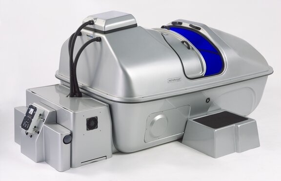 Внутрь камеры, куда помещается естествоиспытатель, не проникает ни свет, ни звук, ни запах.