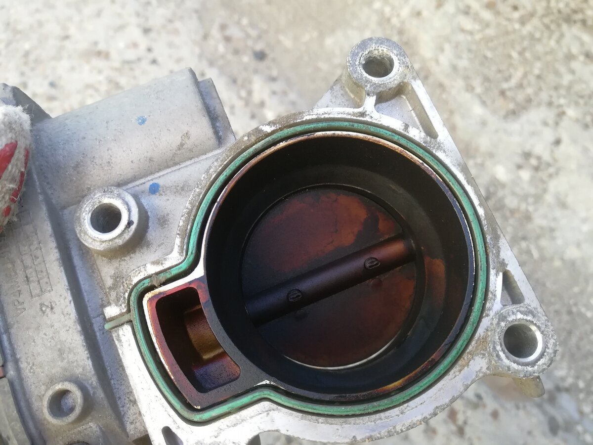 Такой дроссельная заслонка была, когда я её снял. Понятно. почему машина дергалась. Листай дальше >>>