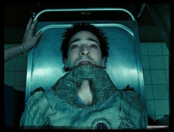 Кадр из х/ф «Пиджак». Сам фильм к книге Дж. Лондона никакого отношения не имеет. Кадр для иллюстрации скованности движений