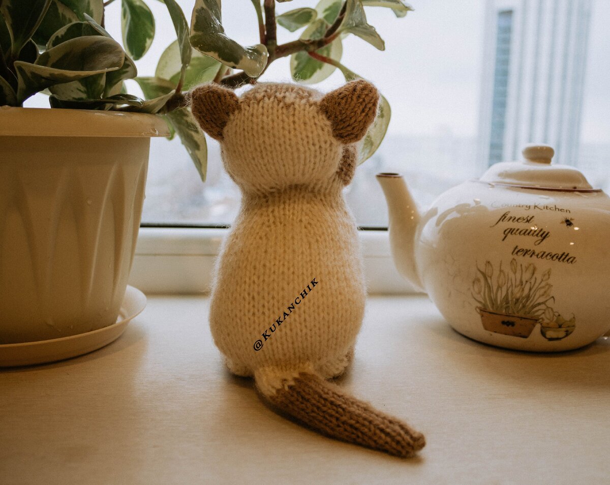 Мой вязаный спицами игрушка-котенок. Фотография автора канала Ксения Kukanchik
