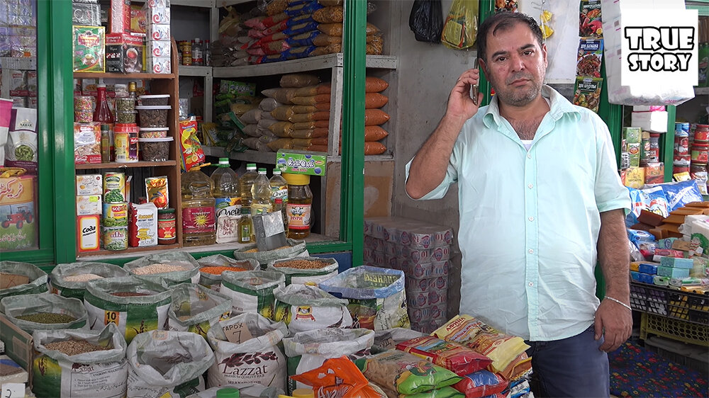 Таджик на рынке. Таджички на рынке. Таджик на базаре. Таджик продавец.