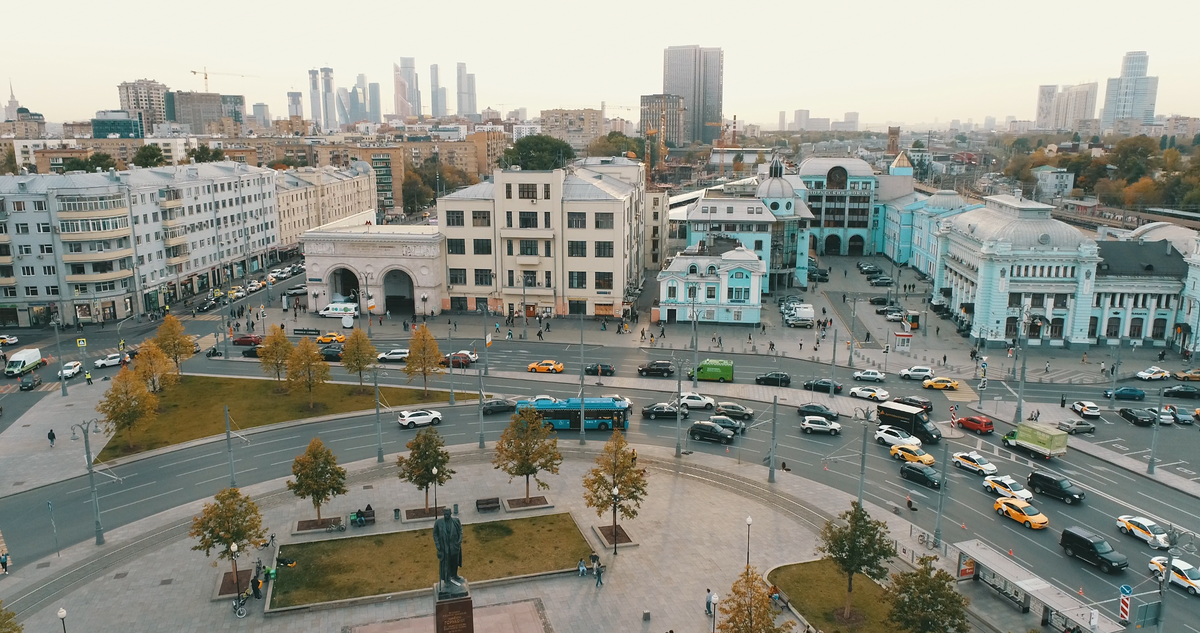 Раньше такую картину на площади Тверской заставы можно было увидеть разве что ранним утром. Теперь - обычное явление. Иногда даже в час пик.
