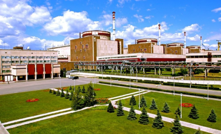 Балаковское АЭС в ясный летний день.