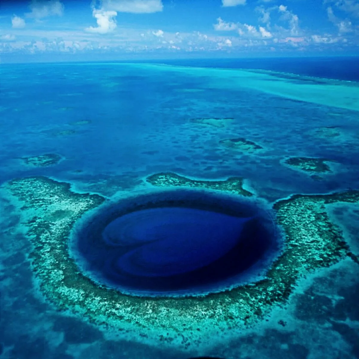 Тихий океан Марианский желоб. Большая голубая дыра, Лайтхаус-риф. Юкатан полуостров большая голубая дыра. Ландшафт Марианской впадины.