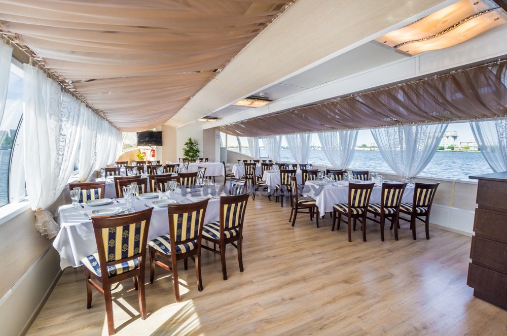 Классическая рассадка на теплоходе "Богема"