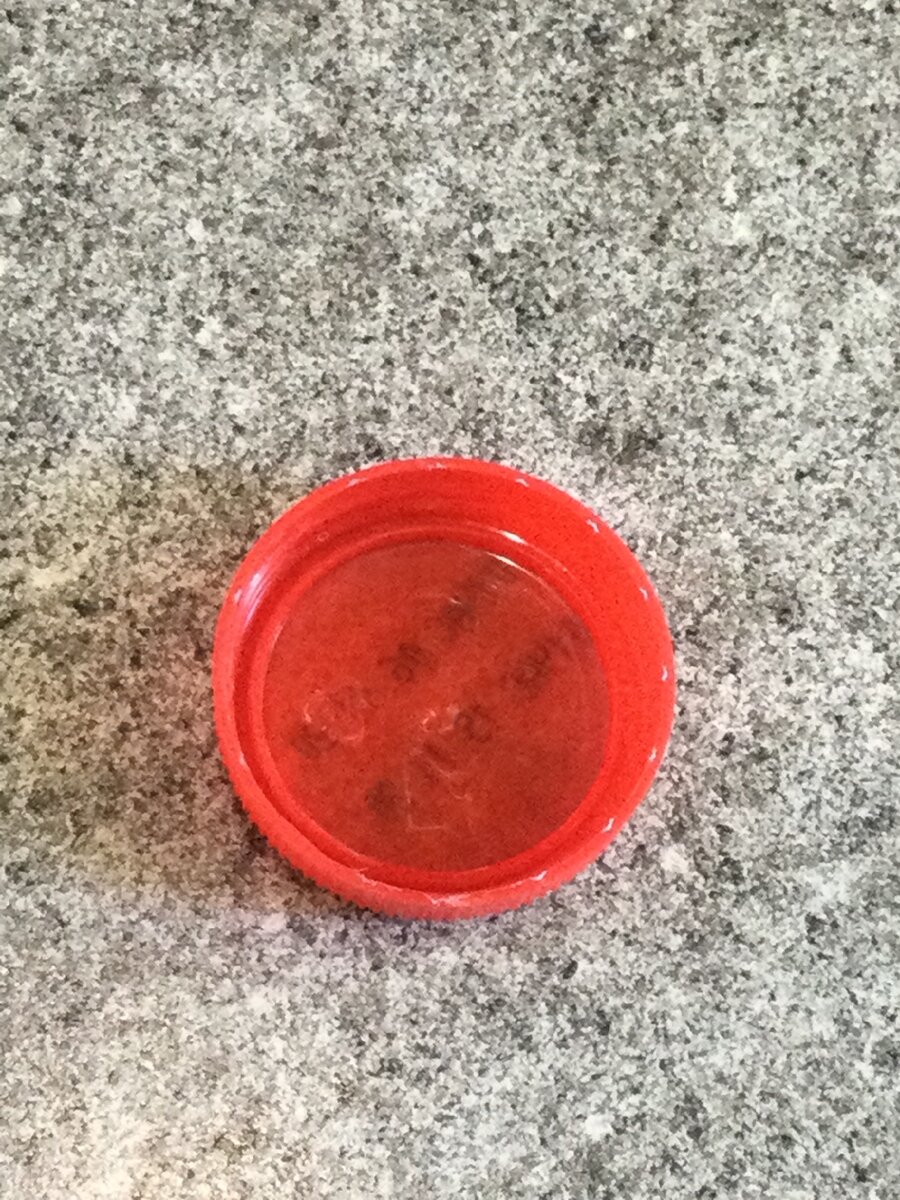 Нет кода. Видны только дата производства и срок хранения.