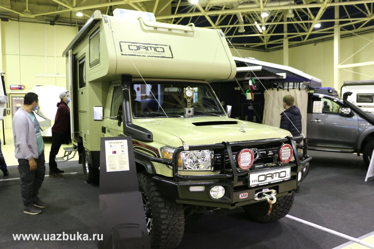 Автодом построен на базе брутального внедорожника. Мощный силовой обвес, шноркель и веткоотбойники  лишний раз подчеркивают это.