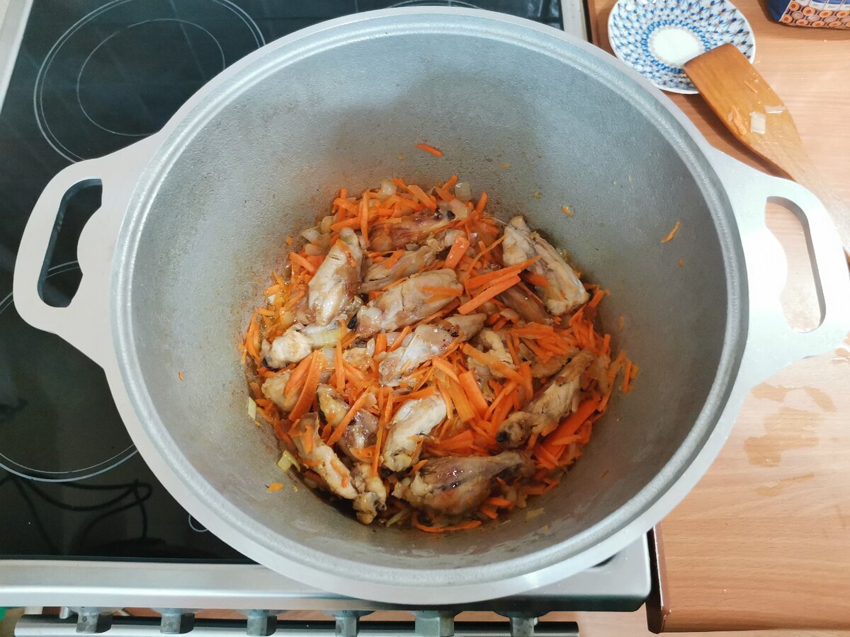 Плов с сердечками куриными в казанке