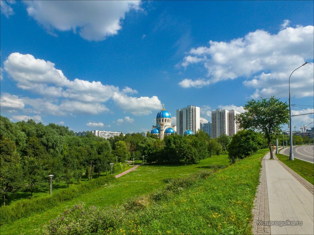 Храм на юге Москвы с уникальными двуглавыми орлами. И не летят, и не сидят,  а словно садятся на здание | Моспрогулка | Дзен