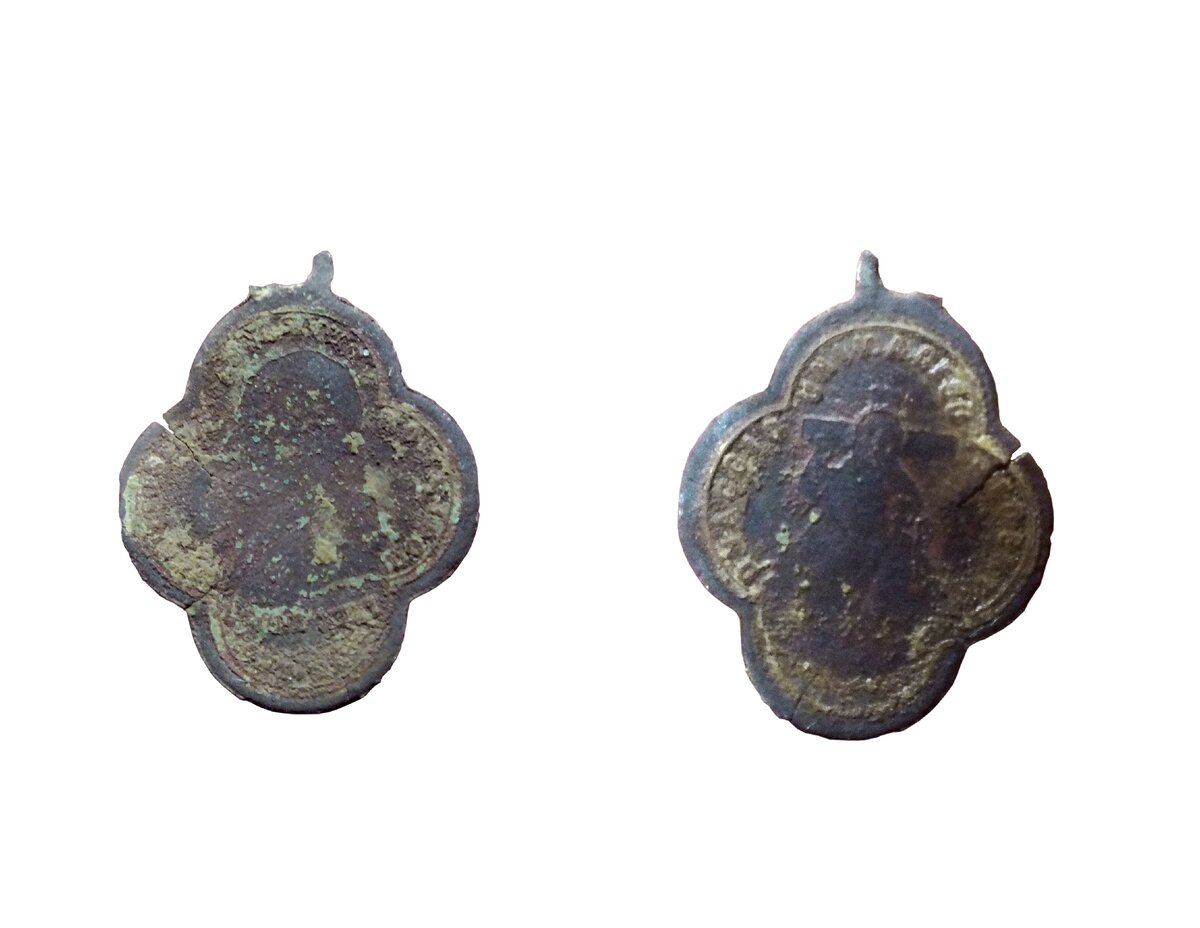 Лицевая и оборотная стороны найденного образка 1900 года выпуска 