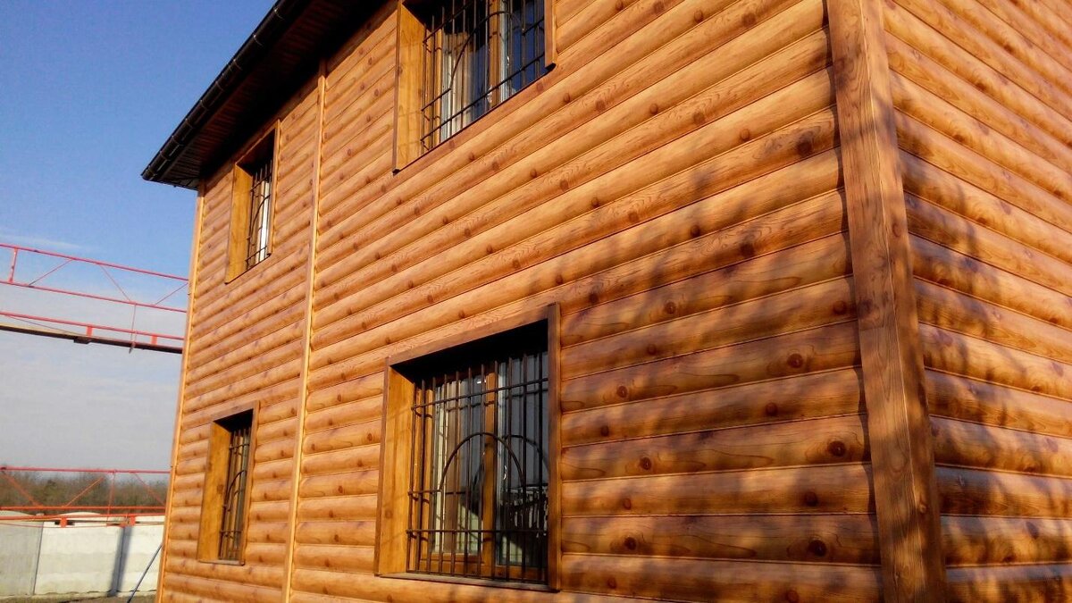 Дом с отделкой блок-хаусом   источник- Яндекс Картинки