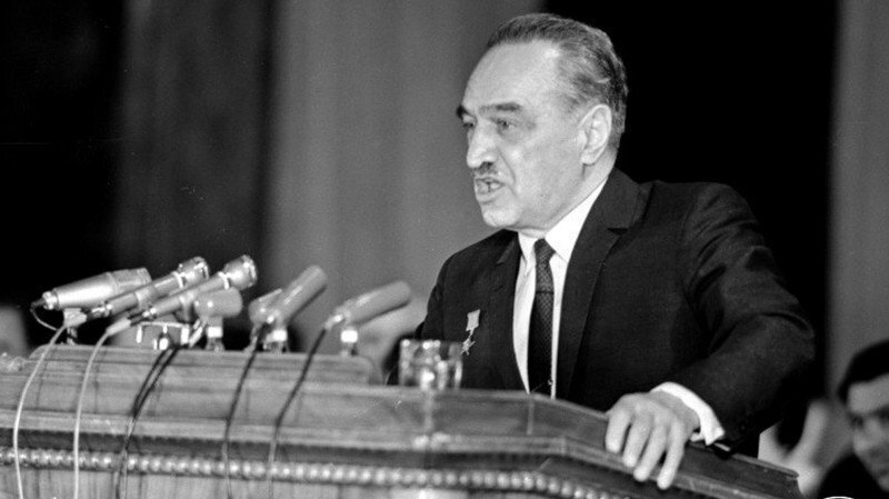 Анастас Микоян вылил много грязи на товарища Сталина, но книги «Так было» не писал. 