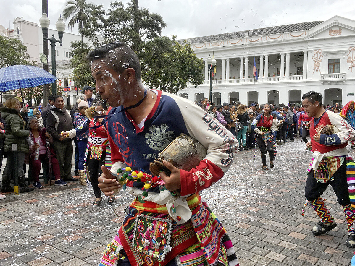 Вот так обливали участников карнавала. Фото автора
