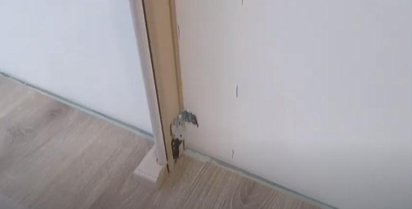 Разметка и крепление первого ряда наличников к стене