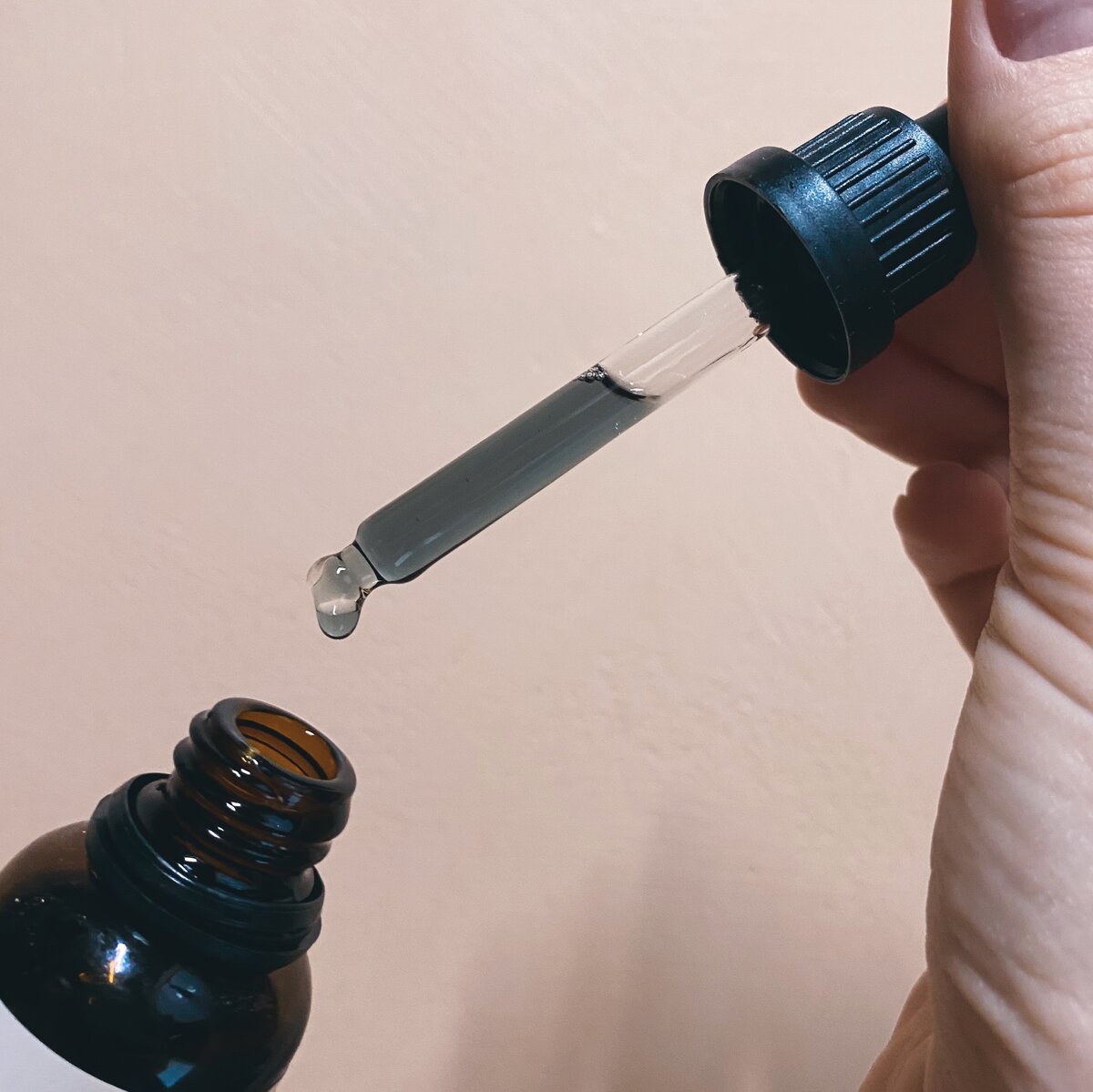 Цвет натурального масла листьев усьмы.