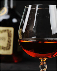 Гораздо внимательнее относятся Водолеи к выбору алкогольных напитков, ведь от них зависит настроение и итог вечеринки. У многих Водолеев есть дома запас проверенных вин или чего-нибудь покрепче. (При этом холодильник может быть совершенно пуст.) Водолею вовсе не обязательно общество, чтобы насладиться рюмкой коньяка или бокалом шампанского – он вполне может сделать это в компании себя любимого. Случается, что небольшое количество алкоголя необходимо чувствительной и тонкой натуре Водолея, чтобы снять стресс и расслабиться после трудного дня. Чтобы снятие стресса не превратилось в пагубную привычку, Водолею необходимо иметь запасные варианты для расслабления: несколько сортов ароматного чая, травы (мята, мелисса, лаванда), какао. Долгими зимними вечерами Водолей может согреться глинтвейном, а заодно и удивить гостей авторским рецептом.