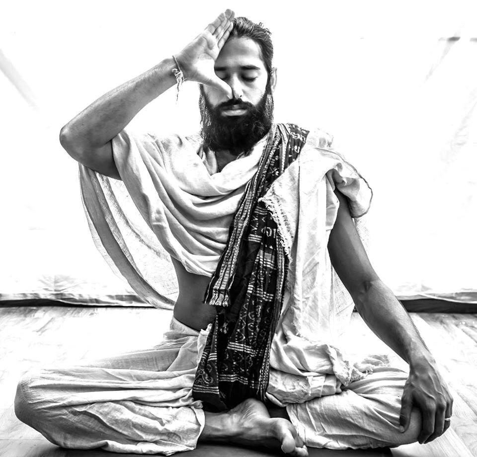 Попробуйте дыхательное упражнение из практики йогов. Называется оно капалабхати и заключается в том, что вы делаете нормальный вдох и резкий, акцентированный выдох. Повторите это примерно 10 раз. Эта техника согревает, бодрит и воздействует на шишковидную железу, которая влияет на так называемые циркадные ритмы (сон — бодрствование).