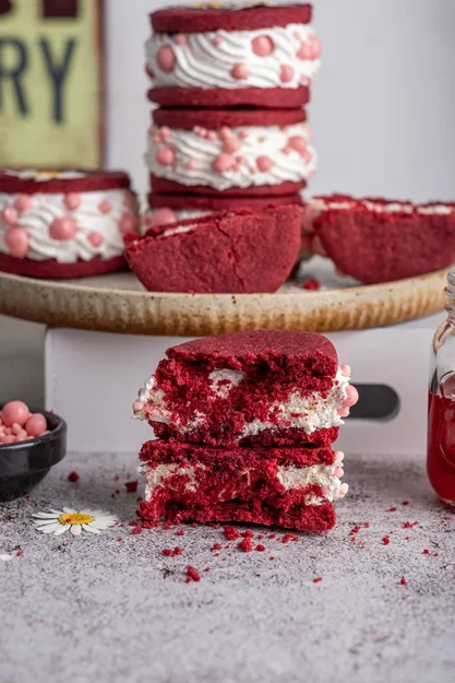 Такого цвета у печенья мы добились, используя соотношение: 7 грамм порошка красного риса на 300 грамм муки