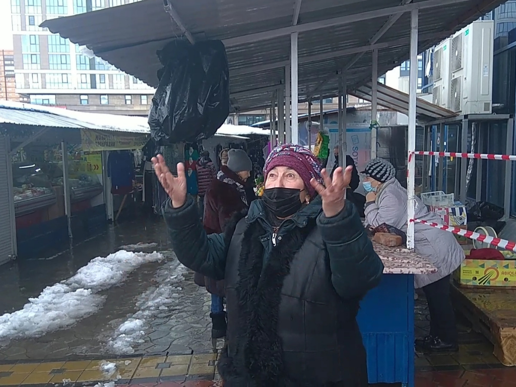 Местная продавщица рассказывает про закрытие рынка, фото Автора