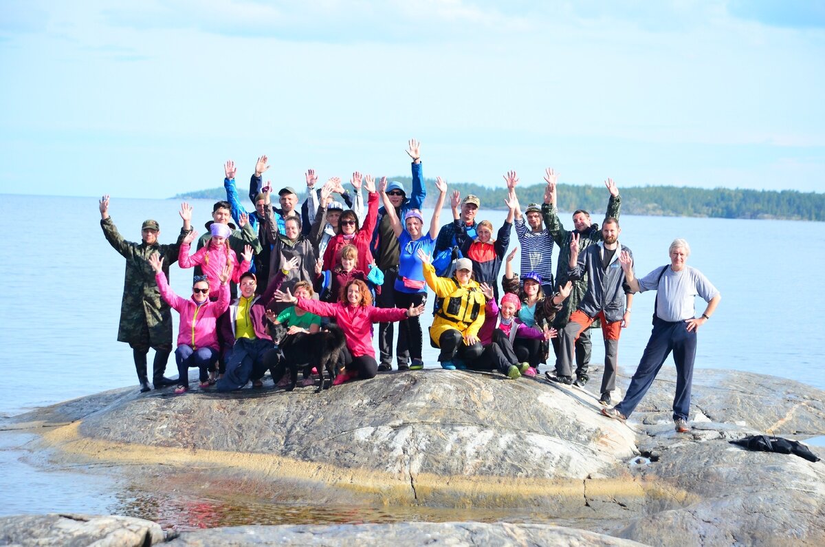 Наша группа сейчас на каменном выступе, который появляется только в низкий уровень воды – достаточно редко. Это место силы. 