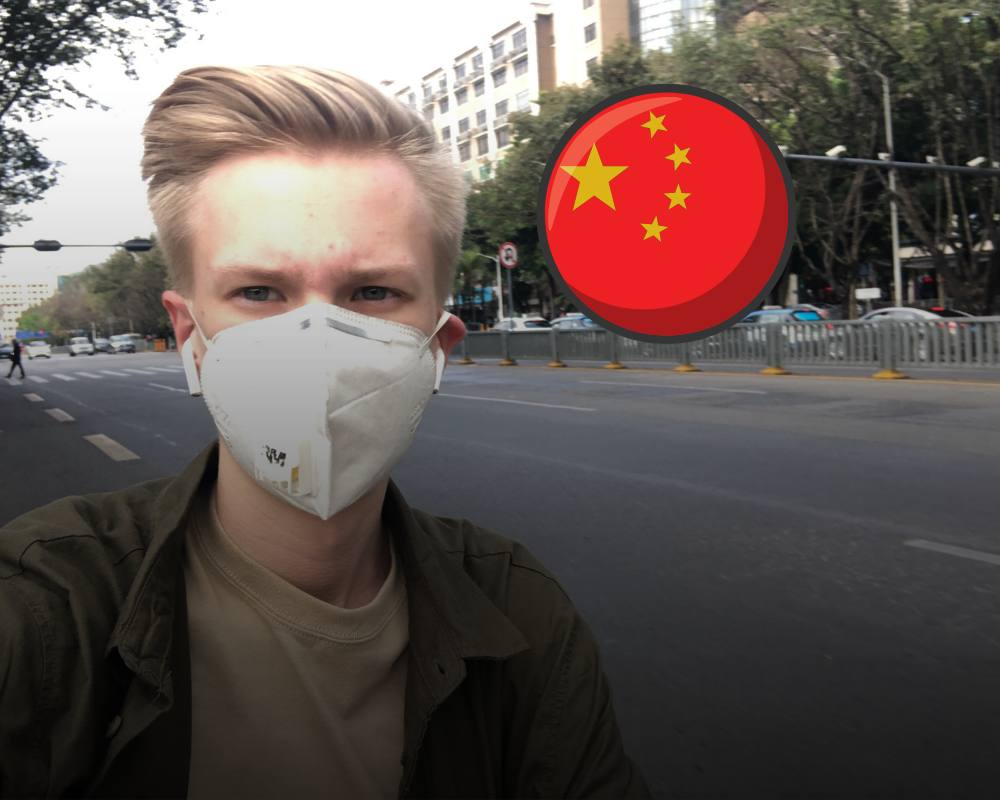 В столице Китая живёт большое число жителей, много общественного и личного транспорта. Расположен китайский мегаполис в котловине среди гор, утопает в небоскребах. Ветер редко разгоняет смог, которым укутан город.