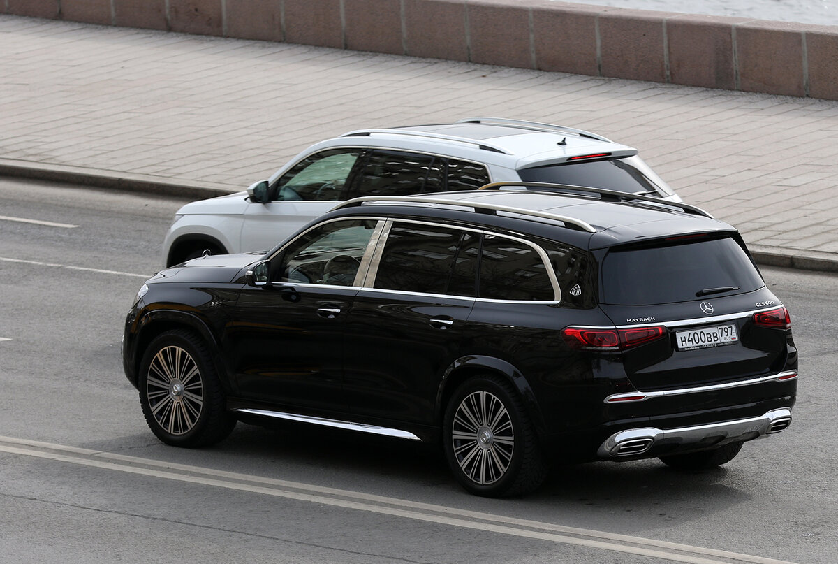 двухцветное лакокрасочное покрытие предлагается на выбор для нового Mercedes-Maybach GLS, но здесь владелец выбрал один цвет