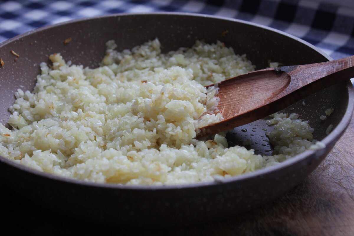 Этапы приготовления блюда. Поджаренный рис с луком