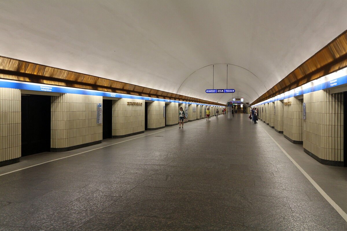 Московско петроградской. Станция Петроградская Санкт-Петербург. Станция метро Петроградская. Петроградская метро СПБ. Станция Петроградская Петербургского метрополитена.