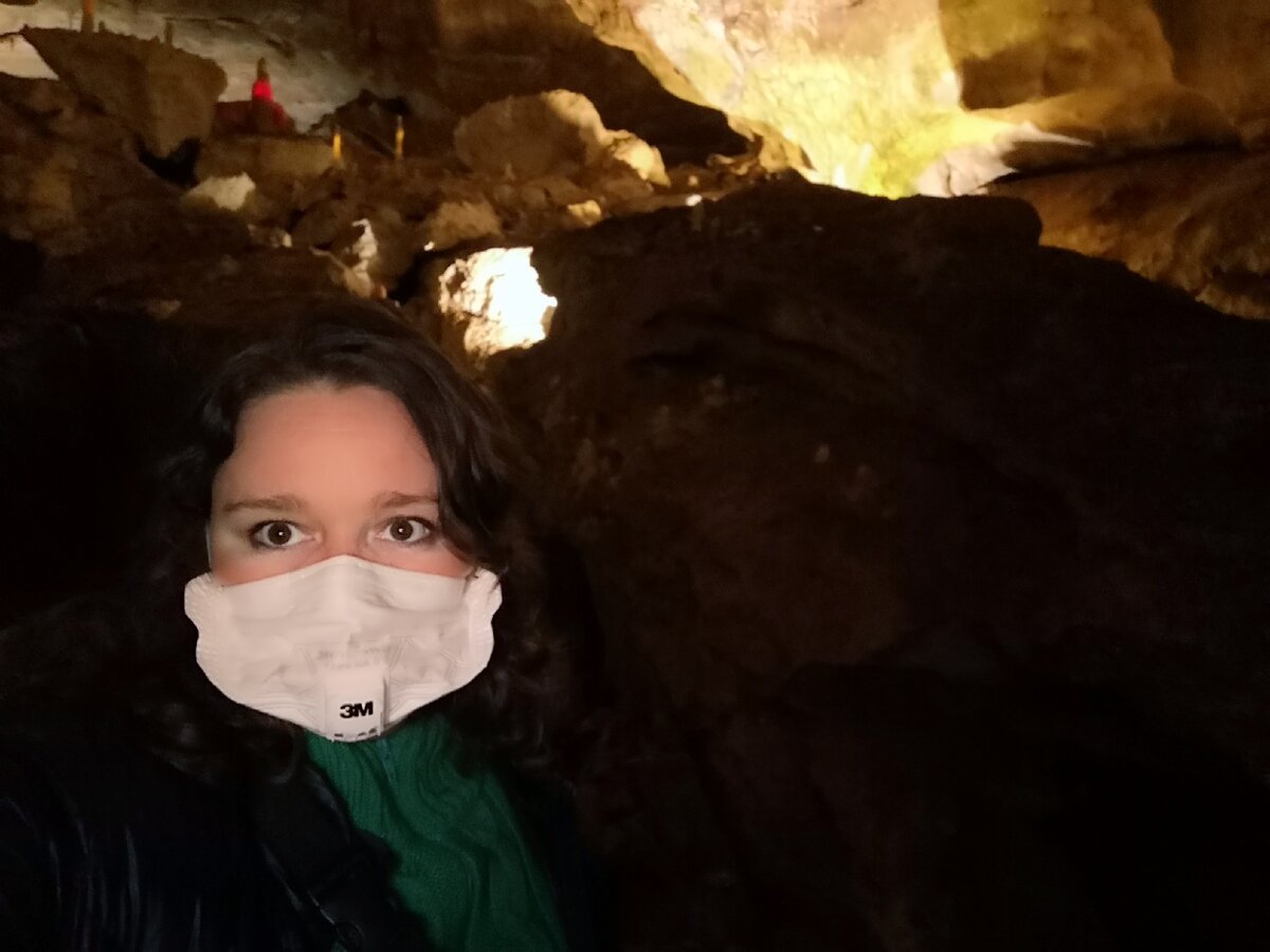 В Новоафонской пещере. В респираторе, так как народу на экскурсии очень много, а пандемию никто не отменял