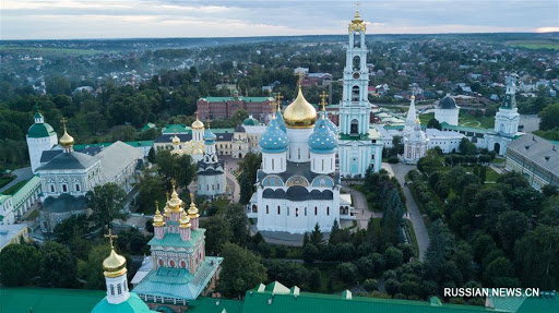 Я  живу с людьми, которых называю своими близкими (мои родители умерли).  Они занимаются оккультизмом и утверждают, что в них время от времени  вселяются древние демоны. Они этому не противятся. Я тоже увлекся год  назад этим. В конце января этого года у меня случился приступ  одержимости и проявился одолевший меня очень агрессивный черный дух.  Ребята перепугались того, что может произойти дальше. По их словам, на  «тонком» плане они видели не меня, а полуразложившийся труп, так  выглядел этот дух. На время они укротили меня, как они говорят,  благодаря пламени церковной свечи и надев на шею крест и читая надо мной  молитвы.