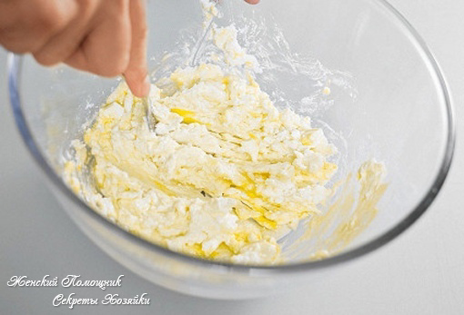 Размешивать можно как и руками, так и ложкой